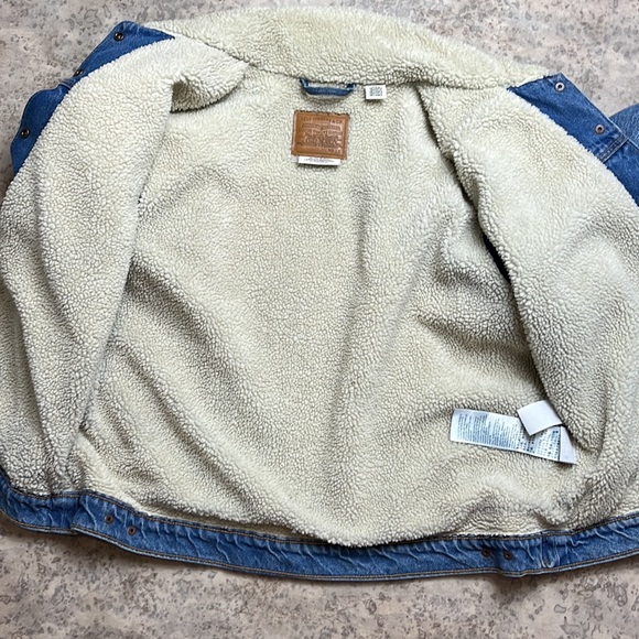 Levi’s Sherpa Lined Jean Jacket - Picture 5 of 7